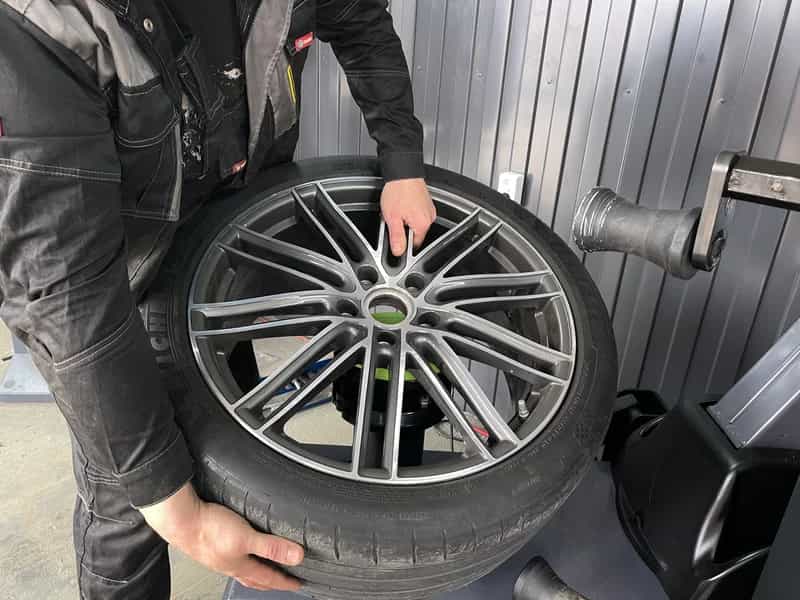 Porsche Cayenne, R21 — замена резины после аварии